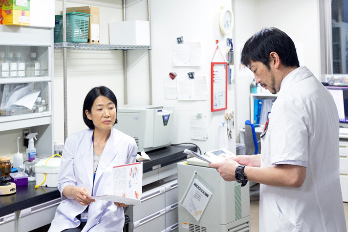 Photo of Associate Professor Tashiro and Senior Assistant Professor Shirasaki