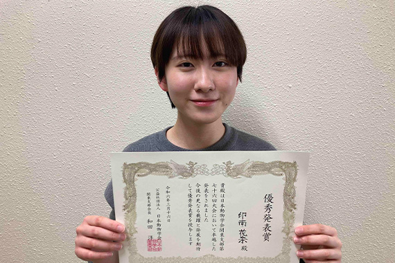 Our graduate won the Outstanding Presentation Award at the Zoological Society of Japan Kanto Branch Meeting